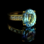 Aquamarine_and_diamond_ring_in_18ct_yellow_gold_ohdr