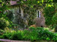 Giardino_ninfa-antico_casale