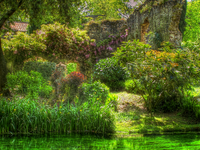 Giardino_ninfa-ruderi