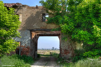 Vecchio-casolare-con-bicicletta
