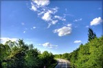 Autobahn-mit-wald-himmel-und-wolken