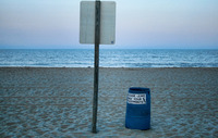 Trash_can_at_the_beach_hdr